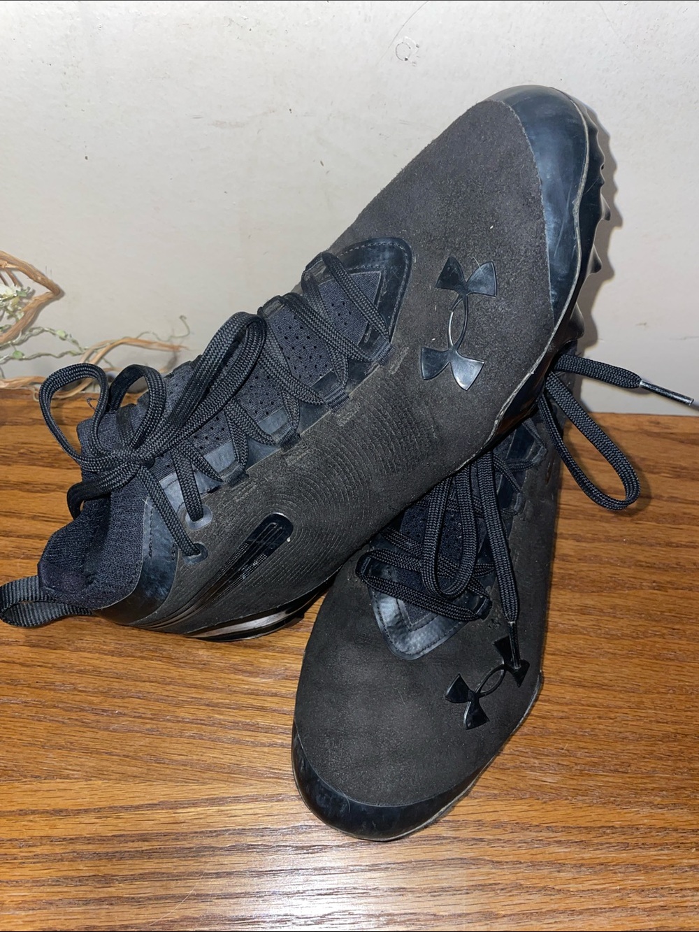 Under Armour spotlight suede mc. Black Cleats with Lace-Up Fit